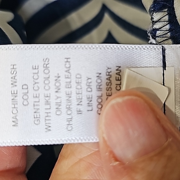 SPENSE WOMEN'S sleevless top. Navy blue and white  geometric design Button. 2 X - Picture 8 of 11